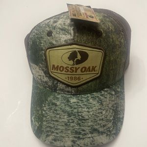 Mossy oak hat.